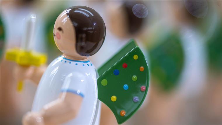 Kinderschutzbund: Aufnahme von Kinderrechten ins Grundgesetz Eine Engelsfigur mit bunt getupften Flügeln steht in der Malerei des Kunsthandwerkbetriebs Wendt & Kühn in Grünhainichen.