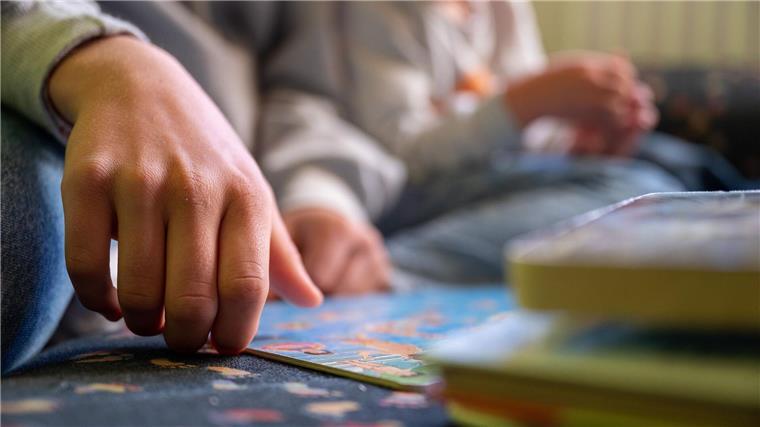 Eine Erzieherin liest in einer Kita Kindern vor.