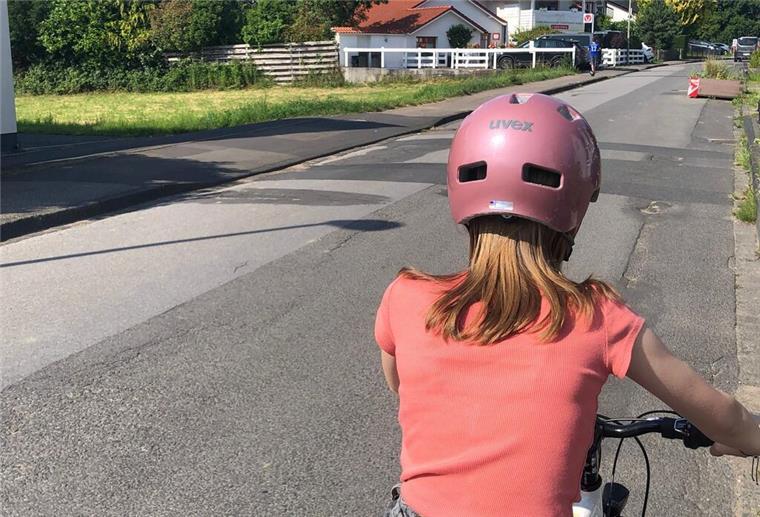 So werden Kinder fit für den Schulweg – in 8 einfachen Schritten Ein Kind auf einem Fahrrad.