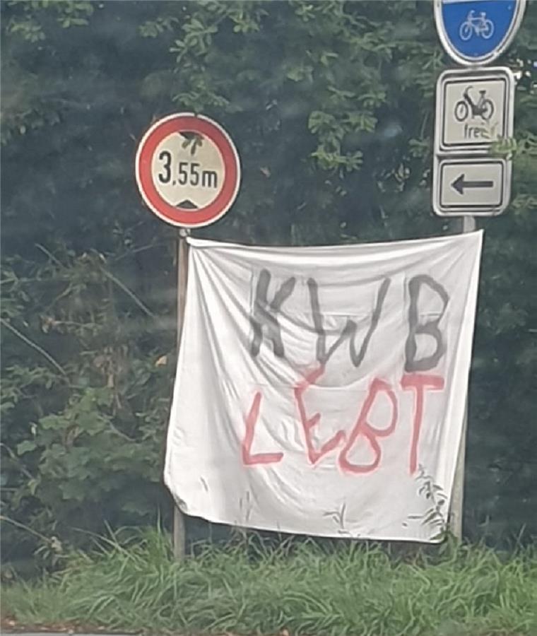 Eine Facebook-Userin hat dieses Banner am Ortsausgang Nesse gesehen. Die Bedeutung der Abkürzung ist derzeit nicht geklärt. Die Polizei hat das Banner inzwischen abgenommen. 