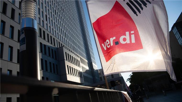 Warnstreik bringt am Freitag Busse und Bahnen zum Stehen Eine Fahne von Verdi weht bei einem Warnstreik.