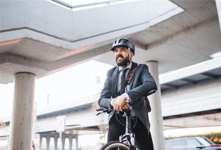 Mann mit Helm auf dem Fahrrad