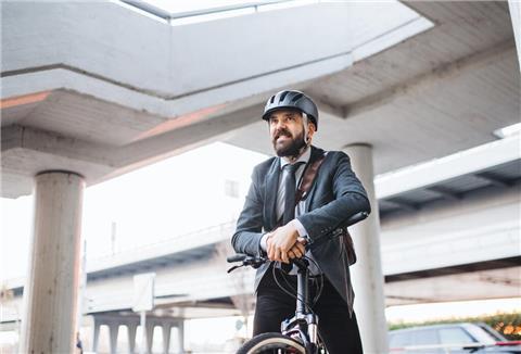Mann mit Helm auf dem Fahrrad