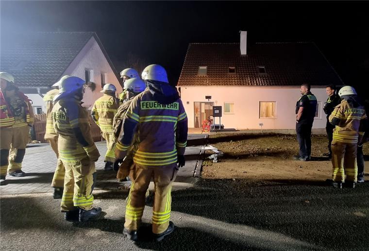 Grill mit glühenden Kohlen in Keller gestellt - Familie verletzt Feuerwehr und Polizei sind in der Region Hannover an einem Wohnhaus im Einsatz.