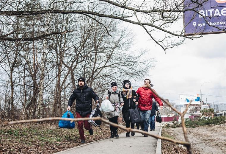 Eine Familie rennt vor dem Beschuss weg in Irpin, Ukraine. Die Waffenruhe, die für Sonntag in der ukrainischen Stadt Irpin geplant war, um einen humanitären Korridor zu schaffen, ist gescheitert.