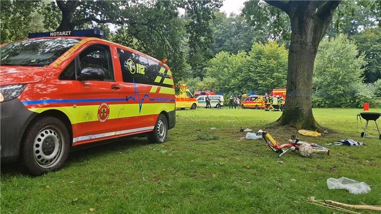 Jugendliche stirbt nach Blitzeinschlag in Delmenhorst Eine Familie wurde beim Grillen von einem Unwetter überrascht. (Archivbild)