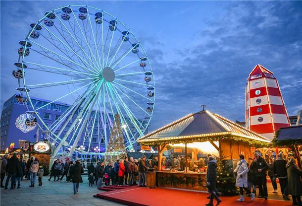 Eine Feuer- und Lasershow beendet das Programm auf dem Weihnachtsmarkt. Geöffnet sind die Stände aber noch bis zum 30. Dezember.