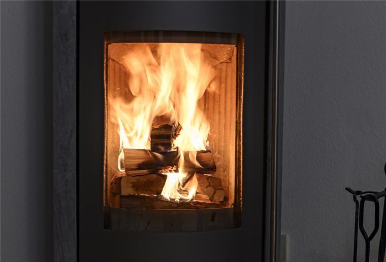 Tödliche Gefahr: Holzöfen nicht selbst in Betrieb nehmen Holzofen