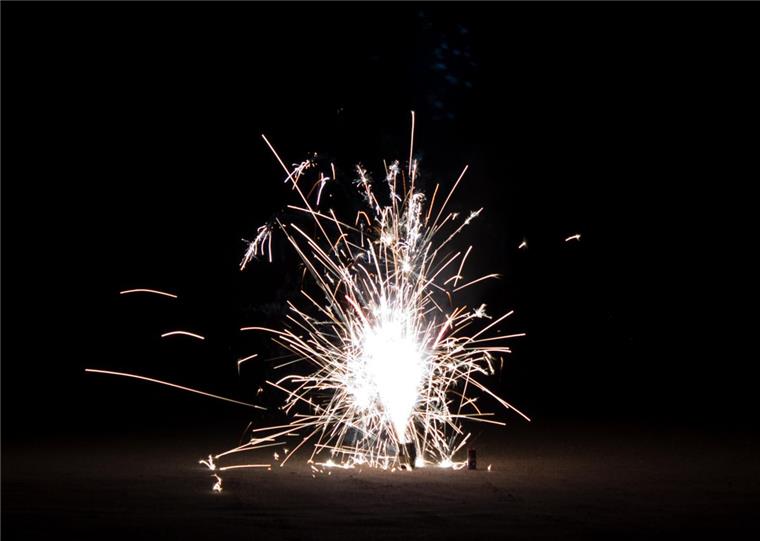 Bremerhaven: Feuerwerk setzt Mülleimer in Brand Eine Feuerwerks-Batterie hat in der Barkhausenstraße einen Mülleimer in Brand gesetzt.