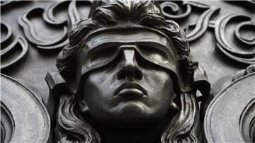 Eine Figur der blinden Justitia.