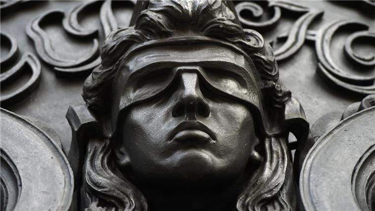 Schaden durch Wirtschaftskriminalität gestiegen Eine Figur der blinden Justitia.