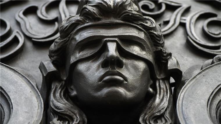 Haftstrafe nach Mord und Vergewaltigung einer 19-Jährigen Eine Figur der blinden Justitia.
