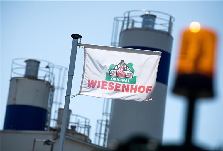 Putenschlachthof in Wildeshausen fährt Betrieb runter Eine Flagge vom Wiesenhof weht im Wind.