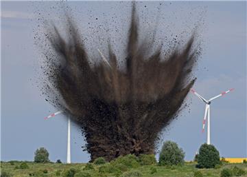 Eine Fliegerbombe aus dem Zweiten Weltkrieg wurde am Sonntag auf einem freien Fe...