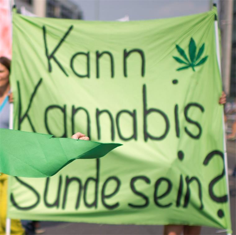 Kiffen oder Alkohol trinken, was ist besser? Eine Frage die polarisiert.