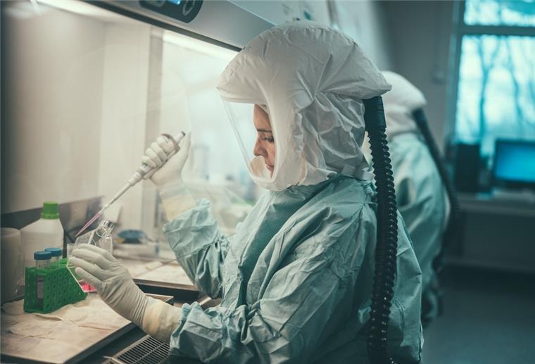 Eine Frau arbeitet im Institut für Mikrobiologie der Bundeswehr in München. Das Institut hatte erstmals in Deutschland bei einem Patienten das Affenpockenvirus zweifelsfrei nachgewiesen. 