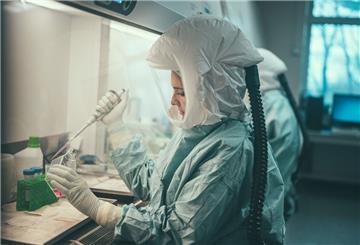 Eine Frau arbeitet im Institut für Mikrobiologie der Bundeswehr in München. Das Institut hatte erstmals in Deutschland bei einem Patienten das Affenpockenvirus zweifelsfrei nachgewiesen. 