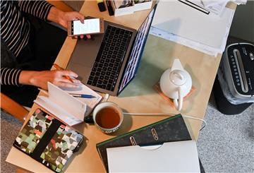 Eine Frau arbeitet in Homeoffice.