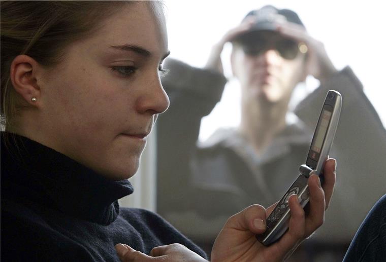 Sie war 16, der Stalker 32. Er ist immer noch da. Eine Frau aus Bremerhaven wird seit Jahrzehnten gestalkt (Symbolbild).