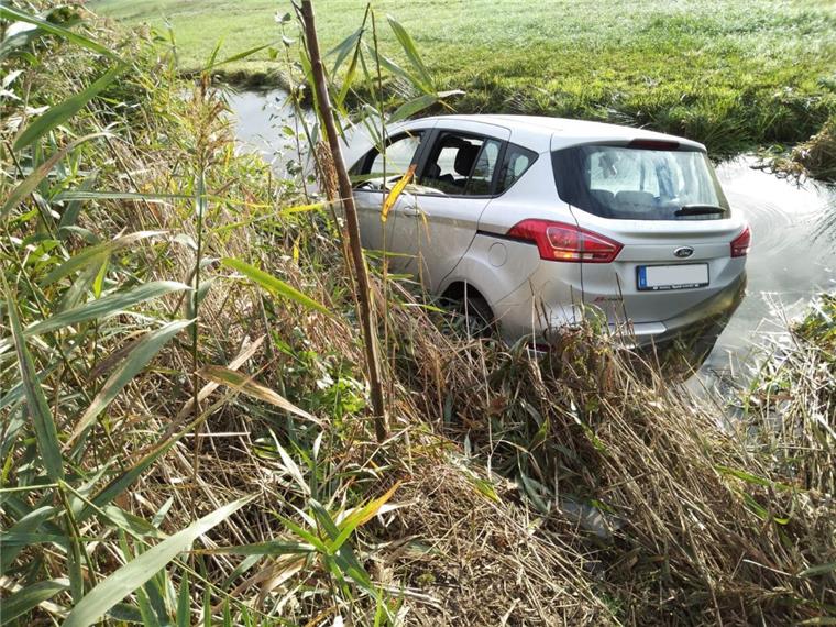 Dedesdorf: Frau (68) landet mit Auto in Wassergraben Eine Frau aus Oldenburg ist auf der B437 zwischen Dedesdorf und der A27 in einen Wassergraben gefahren.