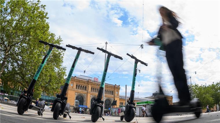 Konkurrenzkampf der E-Scooter-Verleiher hält fast überall an Eine Frau fährt auf einem E-Tretroller des Anbieters „Tier“ auf einem Platz.