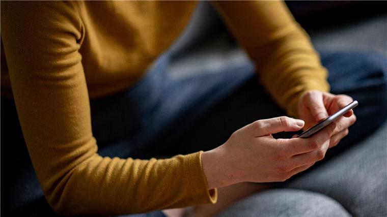 Sprachlern-App auch für Münsterländer Plattdeutsch verfügbar Eine Frau hält ein Smartphone in den Händen.