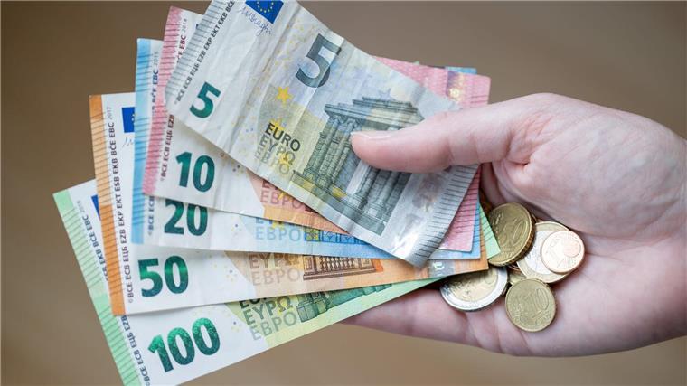 Armutsgefährdung 2022 Niedersachsen: 17,1 Prozent wie 2021 Eine Frau hält Geldscheine und Münzen in der Hand.