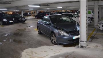 Eine Frau hat am Mittwochmorgen einen Stahlpfeiler in einem Parkhaus angefahren. Sie blieb unverletzt. 