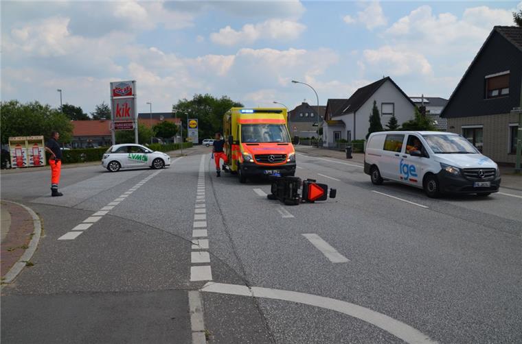 Bremerhaven: Autofahrerin übersieht Rollerfahrer Eine Frau hat am Montag einen Krankenfahrstuhl umgefahren.