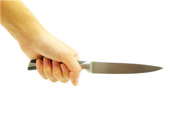 Eine Frau hat ihrem Bekannten in Bremerhaven-Geestemünde in den Arm gestochen.