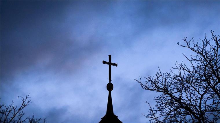 Eine Frau hatte Fälle von sexualisierte Gewalt bei Kirchenfreizeiten in den 1980er Jahren angezeigt, die zu dem Disziplinarverfahren gegen den pensionierten Pfarrer führten. (Symbolbild)