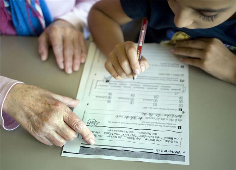 Zeven: Unterstützung für Grundschüler kommt an Eine Frau hilft einem Grundschüler bei den Hausaufgaben. In Zeven hat einst der Präventionsrat ein entsprechendes Projekt ins Leben gerufen.