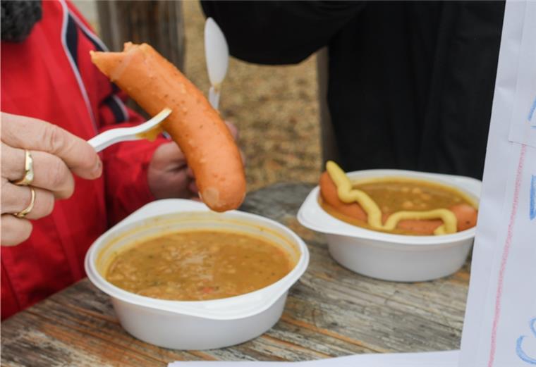 Bürger können mit Erbseneintopf Pflegekräften danken Eine Frau isst Erbsensuppe.
