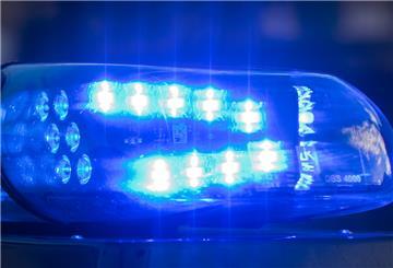  Das Blaulicht auf einem Fahrzeug der Polizei leuchtet in der Dunkelheit. 