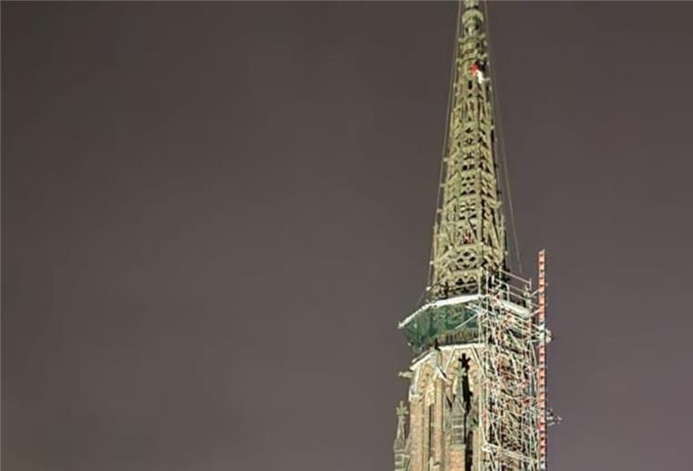 In schwindelerregender Höhe: Frau erklimmt Turm der Großen Kirche Eine Frau klettert am Freitagabend in die Spitze der Großen Kirche, schreit von dort stundenlang herunter.