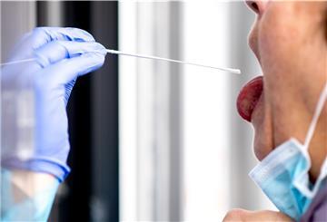 Eine Frau lässt sich an einer Teststelle auf das Coronavirus testen. Diese Tests sind auch ab morgen im Landkreis erforderlich, wenn man einkaufen oder eine Gaststätte aufsuchen will.