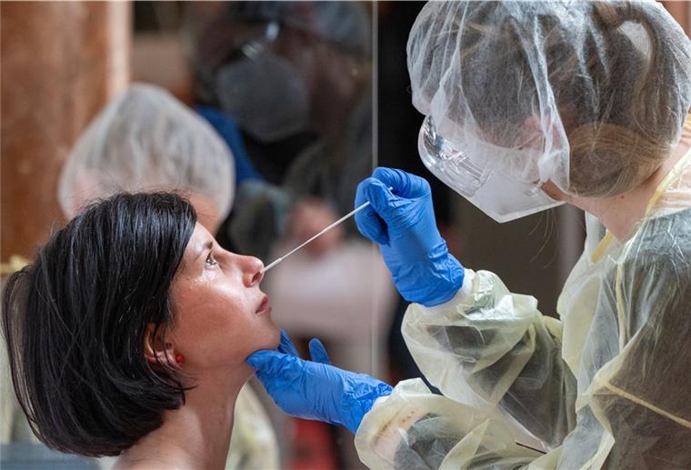 Eine Frau lässt sich auf das Corona-Virus testen.