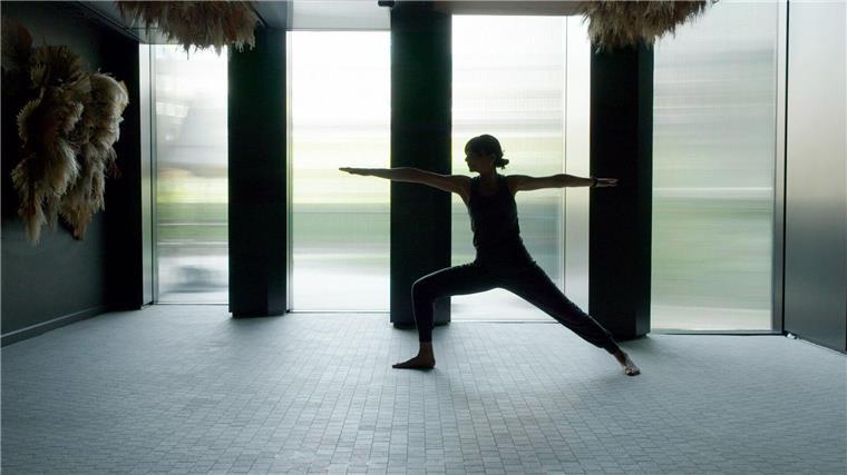 Ein Sport für reiche Leute? TV-Doku über Yoga Eine Frau praktiziert Yoga. Immer mehr Menschen machen Yoga. Das soll nicht nur Körper und Geist stärken, die indische Bewegungslehre ist auch Lifestyle und Milliardengeschäft.
