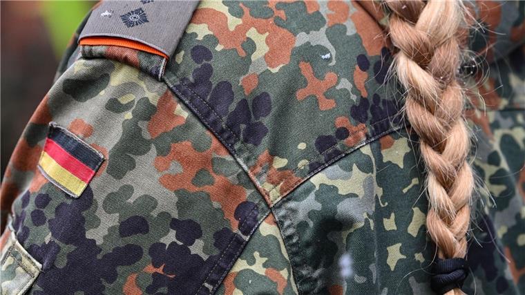 Bundeswehr bringt Hilfsgüter für Gaza-Patienten nach Ägypten Eine Frau trägt eine Uniform der Bundeswehr.