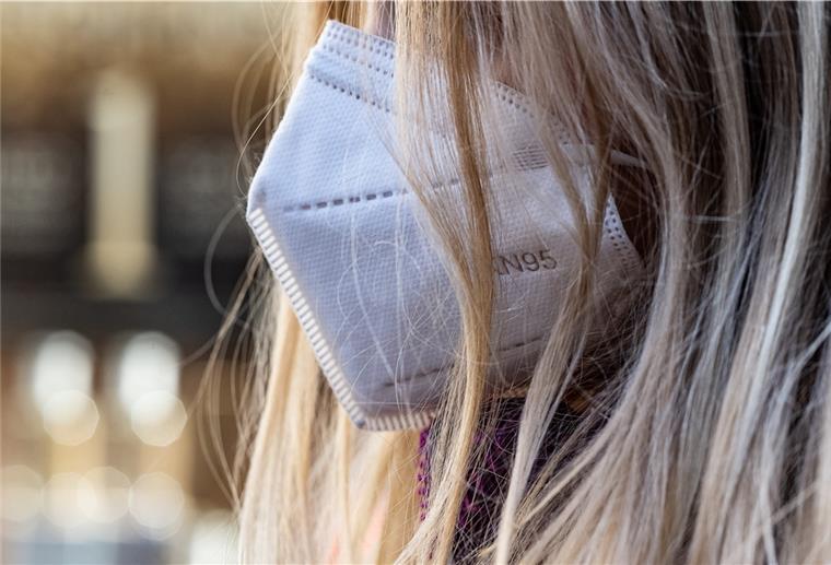 Eine Frau trägt FFP2-Maske. In Niedersachsen gilt FFP2-Maskenpflicht im Einzelhandel. In Rotenburg ist am Mittwoch ein betrunkener Mann ohne Maske einkaufen gegangen. 