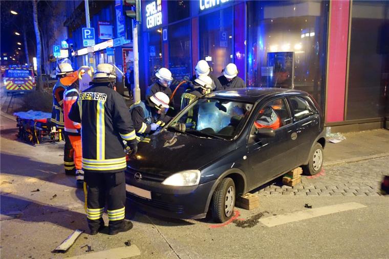 Schwerer Unfall in Geestemünde: Autofahrer (18) ist viel zu schnell Eine Frau wird bei einem Unfall in Geestemünde in ihrem Auto eingeklemmt.