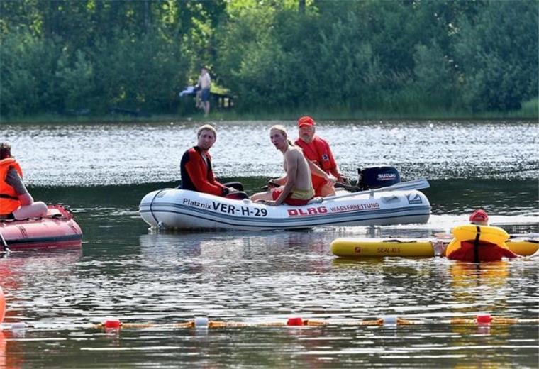 Tragisches Unglück bei Rotenburg: Frau ertrinkt im Bullensee Eine Frau wird im Bullensee vermisst. Die DLRG unterstützt die Feuerwehr bei der Suche.