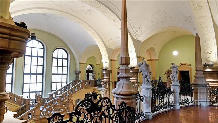 Eine Frau wirft einen Böller auf den Balkon einer Wohnung, die Explosion schleudert eine Dreijährige aus dem Bett. Jetzt steht das Urteil fest. (Symbolbild)
