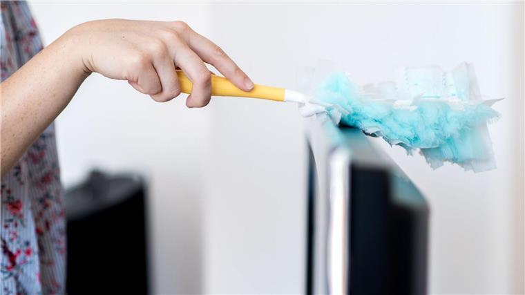 Frauen leisten deutlich mehr unbezahlte Arbeit als Männer Eine Frau wischt in einer Wohnung Staub.