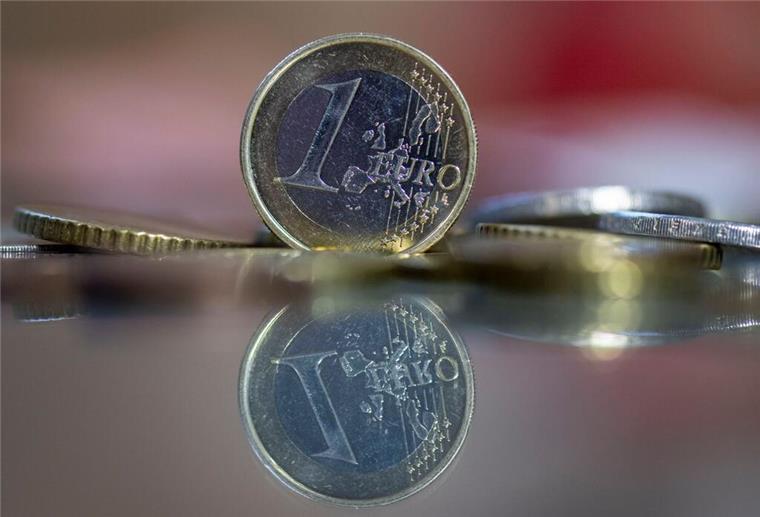 „Frühstart-Rente“ im Koalitionsvertrag: Was Kinder ab 6 Jahren bekommen sollen Euro-Münzen auf einem Tisch. Eine „Frühstart“-Rente soll im Jahr 2026 eingeführt werden.