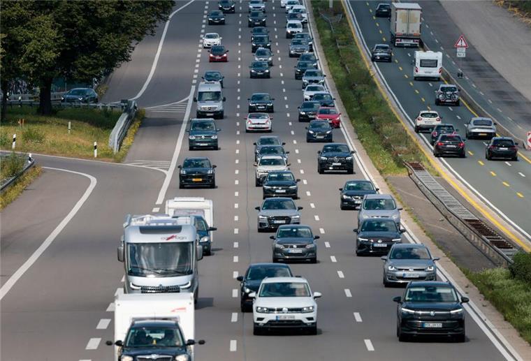 Zahlreiche Autos sind auf der Autobahn unterwegs. Bald gelten neue Regeln für Autofahrer.