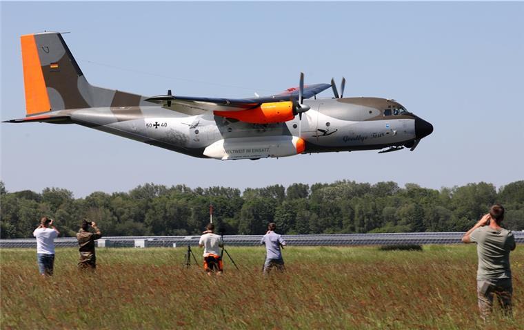 Eine für den Abschiedsflug speziell lackierte Transall-Maschine steuerte am Donnerstag auch den Flughafen Nordholz an.