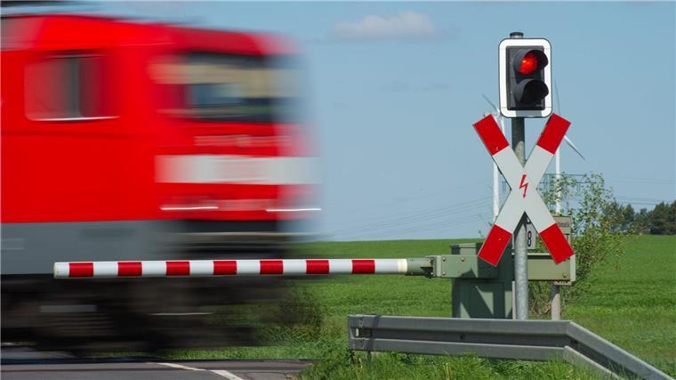 Eine Fußgängerin betrat trotz geschlossener Schranken einen Bahnübergang und wurde von einem Zug erfasst. (Symbolfoto)
