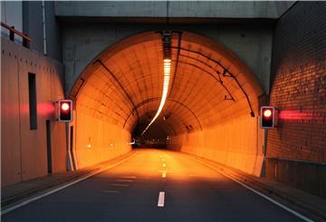 Eine Fußgängerin hat für eine Vollsperrung des Wesertunnels gesorgt.