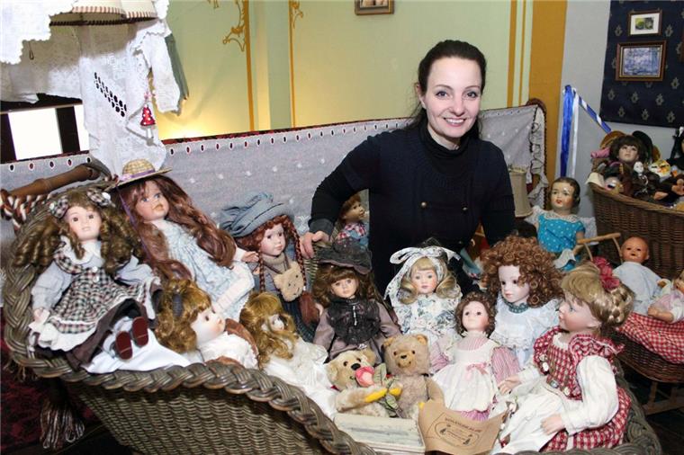 Bunte Puppen in der Villa Offenwarden Eine ganze Etage in ihrer historischen Villa in Offenwarden hat Nancy Steklar mit alten Puppen und Teddybären aus über hundert Jahren gefüllt und liebevoll dekoriert. Den Gästen ihres Cafés zeigt die Sammlerin ihre Schätze gern. Foto: Baur
